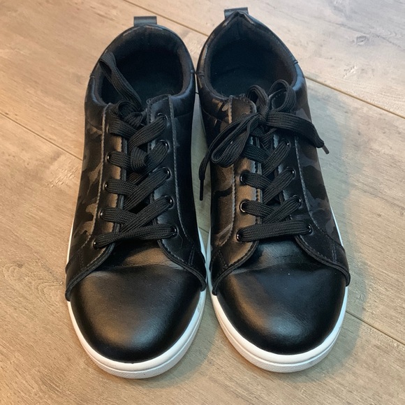 Ardene MAT Sneakers - Picture 2 of 3